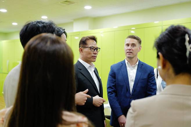 방한 중인 라일리 반즈(오른쪽) 미 국무부 민주주의·인권·노동국 차관보가 7일 세계로교회를 방문해 손현보 목사와 이야기를 나누고 있다. 세계로교회 제공