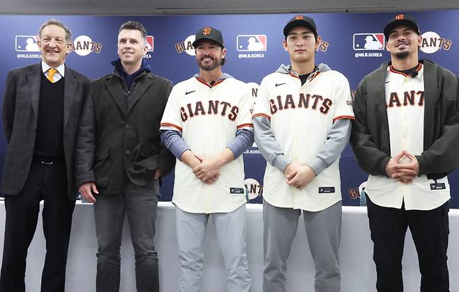 <yonhap photo-5084="">(이천=연합뉴스) 홍기원 기자 = 미국 프로야구 메이저리그(MLB) 샌프란시스코 자이언츠 래리 베어 CEO(왼쪽부터), 버스터 포지 사장, 토니 비텔로 감독, 이정후 선수, 윌리 아다메스 선수가 7일 경기도 이천시 LG챔피언스파크에서 열린 기자회견에서 포즈를 취하고 있다. 2026.1.7 xanadu@yna.co.kr/2026-01-07 14:07:35/ <저작권자 ⓒ 1980~2026 ㈜연합뉴스. 무단 전재 재배포 금지, AI 학습 및 활용 금지></yonhap>