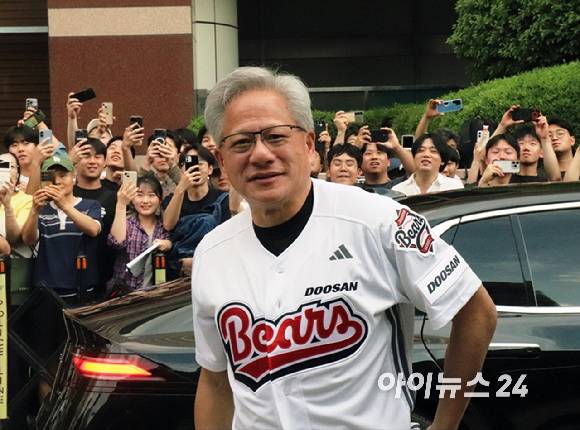 7일 젠슨 황 엔비디아 최고경영자(CEO)가 최태원 SK그룹 회장, 곽노정 SK하이닉스 대표, 정재헌 SK텔레콤 대표 등과의 회동을 위해 서울 강남구에 위치한 깐부치킨 삼성점에 들어서고 있다. [사진=안세준 기자]