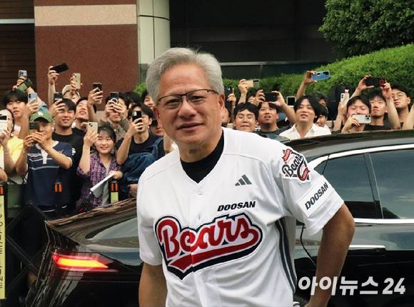 7일 오후 젠슨 황 엔비디아 최고경영자(CEO)가 최태원 SK그룹 회장, 곽노정 SK하이닉스 대표, 정재헌 SK텔레콤 대표 등과의 회동을 위해 서울 강남구에 위치한 깐부치킨 삼성점에 들어서고 있다.[사진=안세준 기자]