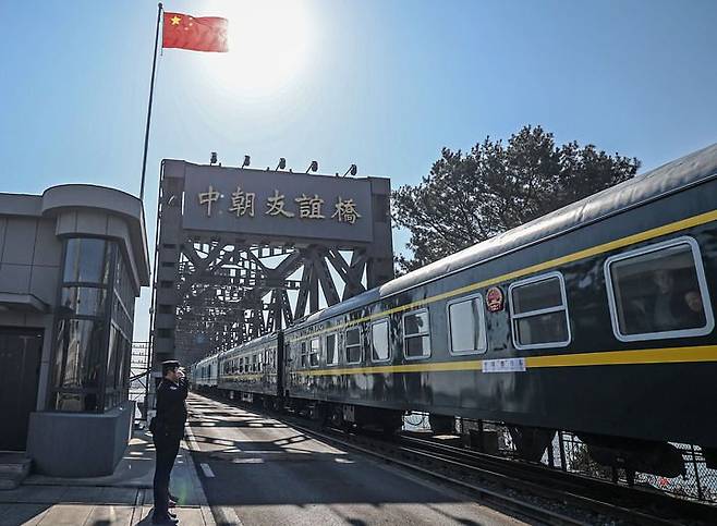 지난 3월 12일 중국 랴오닝성 단둥에서 평양발 K95편 열차가 중조우의교를 건너고 있다. 중국은 지난 2020년 코로나19 이후 단절된 열차와 베이징-평양 에어차이나 항공편 운항을 재개했다. 신화망