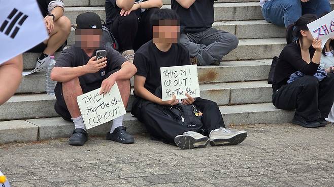 지난 6일 서울 송파구 올림픽공원에서 재선거 요구 시위 참가자가 ‘중국 공산당 나가라(CCP out)’이라고 적힌 팻말을 들고 있다. 김창용 기자