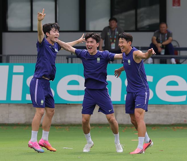 ▲ 2026 북중미 월드컵에 출전하는 축구 국가대표팀 주장 손흥민(오른쪽부터)과 황인범, 이기혁이 6일(현지시간) 베이스캠프 훈련장인 멕시코 과달라하라 치바스 바예 베르데에서 훈련 중 환호하고 있다. 2026.6.7 연합뉴스