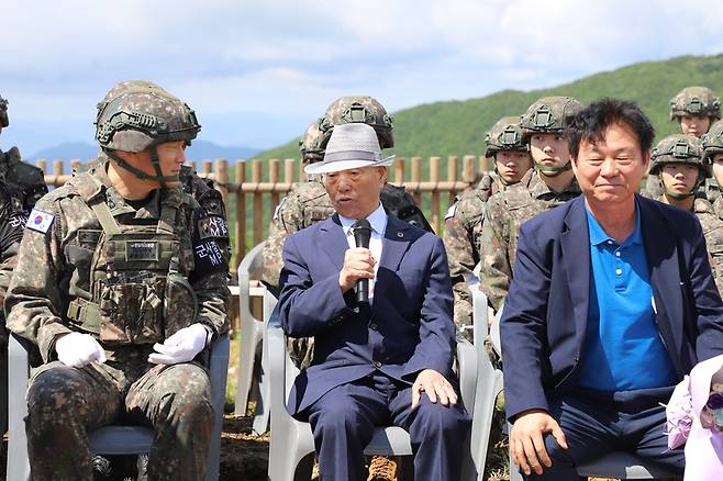▲ 6·25전쟁 가칠봉 전투 참전용사 김영창 씨가 5일 양구 대우산 정상 일대에서 후배 장병들에게 당시 전투 상황을 설명하고 있다.