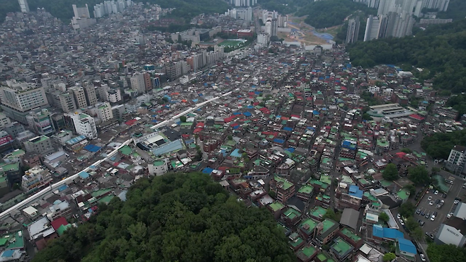 서울시 신속통합기획 1호로 지정된 신림1재정비촉진지구의 모습. 4,185세대를 공급하기 위해, 이보다 많은 4,410세대가 멸실될 예정이다. 인근의 신림2구역은 이미 1,100여 세대가 철거돼, 이주 수요를 흡수할 대체 주택이 사라졌다.