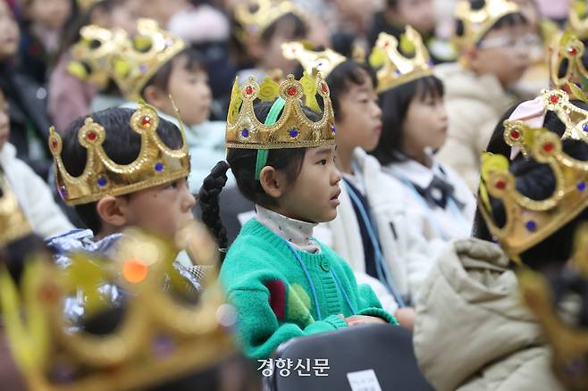 2024년 서울 영등포구 문래초등학교 입학식에 참여한 어린이들이 교장선생님의 축사를 듣고 있다. 정효진 기자