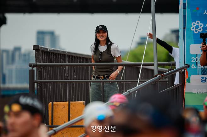 방송인 오윤아 씨가 7일 서울 잠실 한강공원에서 열린 ‘제3회 쉬엄쉬엄 한강 3종 축제, 한강 1km 장애인 수영경기‘에 출전한 아들을 응원하고 있다. 2026.6.7 이준헌 기자