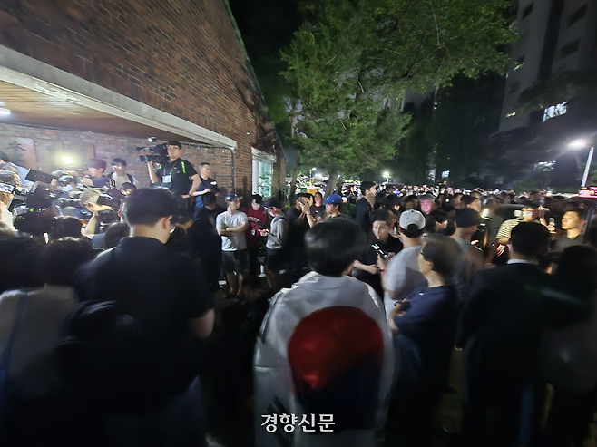 투표 중단 사태에 항의하는 시위대가 6·3 지방선거 본투표일이었던 지난 3일 서울 송파구 잠실7동 제2투표소 앞에 모여 “개표 중단” “재선거 실시” 등 구호를 외치고 있다. 김태욱 기자