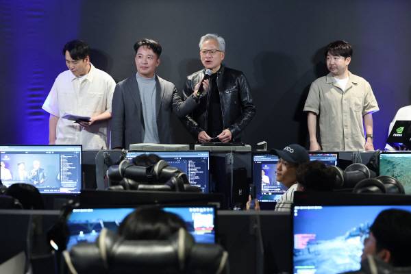 젠슨 황 엔비디아 최고경영자(CEO)가 7일 서울 서초구 포털 PC방을 방문해 엔씨 김택진 대표와 단상에 올라 발언하고 있다. 연합뉴스