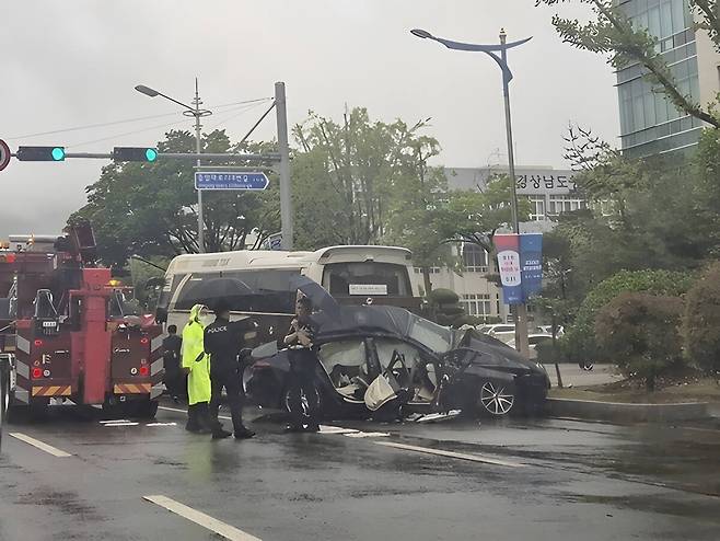 경남 창원서 발생한 교통 사고 현장. 연합뉴스