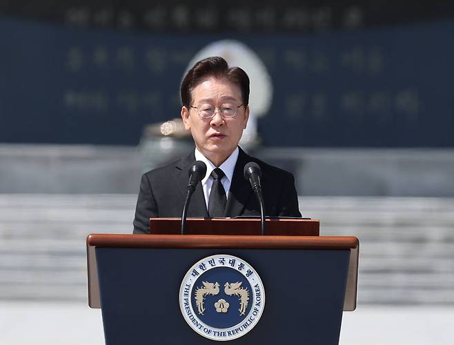 이재명 대통령이 6일 서울 동작구 국립서울현충원에서 열린 제71회 현충일 추념식에서 추념사를 하고 있다. 연합뉴스