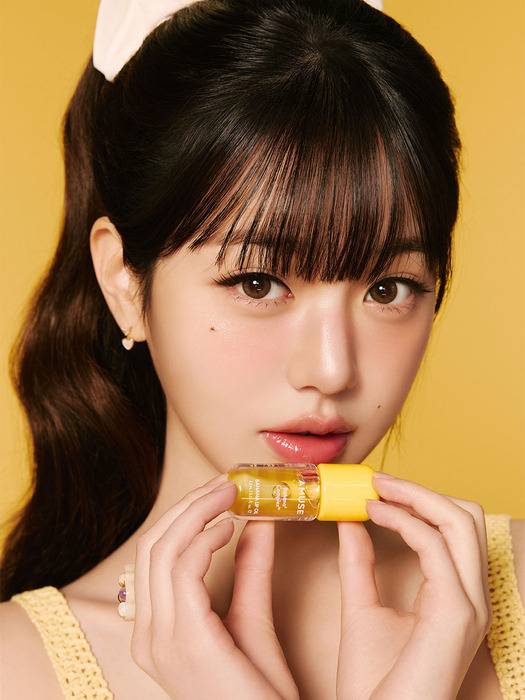 어뮤즈의 바나나 립 오일. 모델은 아이브의 장원영.
