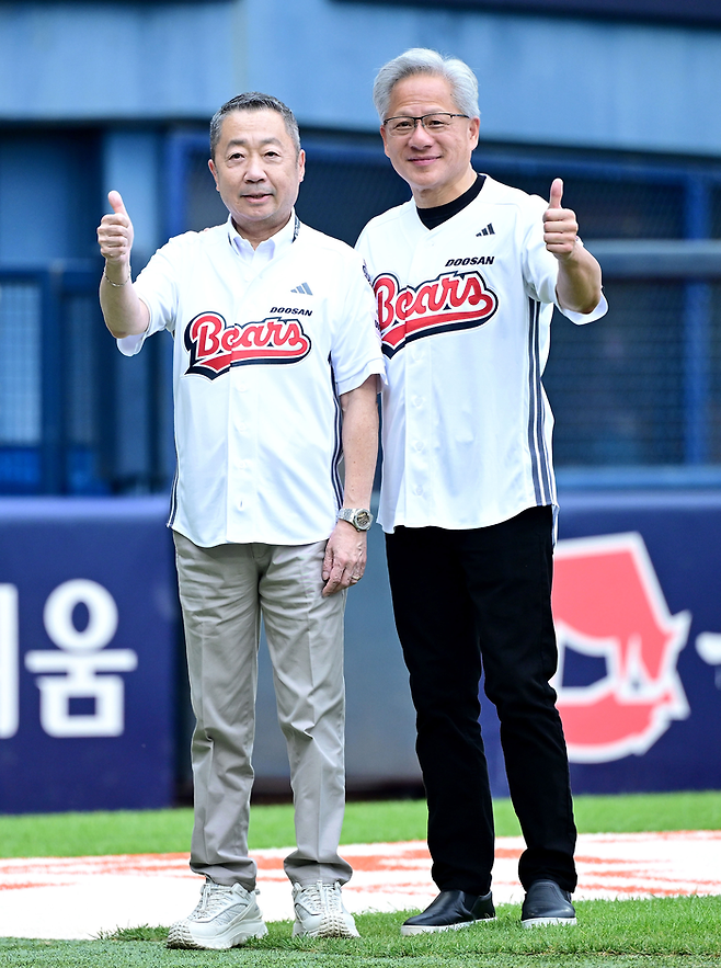 젠슨 황 엔비디아 최고경영자(CEO)가 7일 서울 잠실야구장에서 열린 2026 프로야구 KBO리그 키움 히어로즈와 두산 베어스의 경기에 앞서 시구를 마친 뒤 시타자로 나선 박정원 두산그룹 회장과 기념촬영을 하고 있다. [연합뉴스]