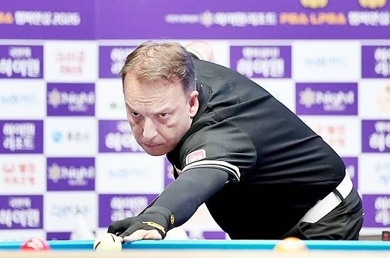 ‘디펜딩 챔피언’ 산체스가 26/27시즌 2차투어 하이원리조트PBA챔피언십 64강전에서 하이런10점을 앞세워 박인수를 제압하고 32강으로 향했다. (사진=PBA)