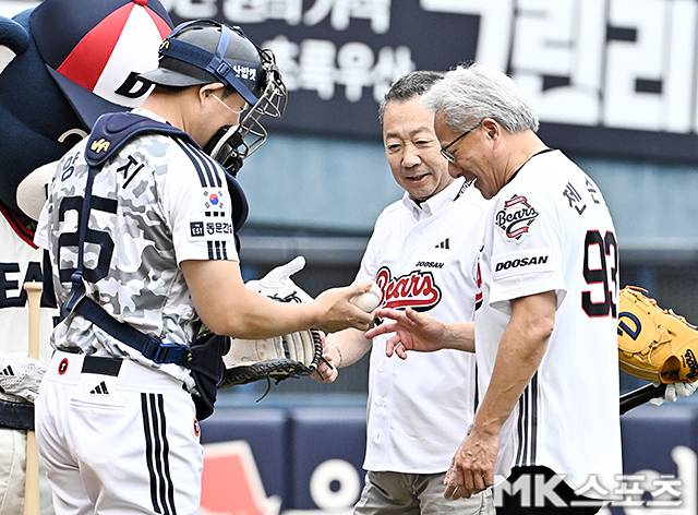 7일 서울 잠실야구장에서 ‘2026 프로야구’ 키움 히어로즈와 두산 베어스의 경기가 열렸다. 이날 시구는 엔비디아 최고경영자(CEO) 젠슨황이 나섰다. 젠슨황은 엔비디아 창립 연도인 1993년을 뜻하는 ‘93 ’번 유니폼을 입고 시구를 진행했다. 박정원 두산그룹 회장은 두산 창립 연도(1896년)를 의미하는 ‘96’ 번 유니폼을 입고 시타자로 나서 투타 호흡을 맞췄다. 양의지가 젠슨황에게 시구 볼을 전달하고 있다. 사진(잠실 서울)=천정환 기자