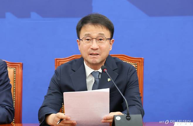 [서울=뉴시스] 김근수 기자 = 한병도 더불어민주당 원내대표가 7일 오후 서울 여의도 국회에서 투표지 부족 현안 관련 긴급 기자간담회를 하고 있다. 2026.06.07. ks@newsis.com /사진=김근수