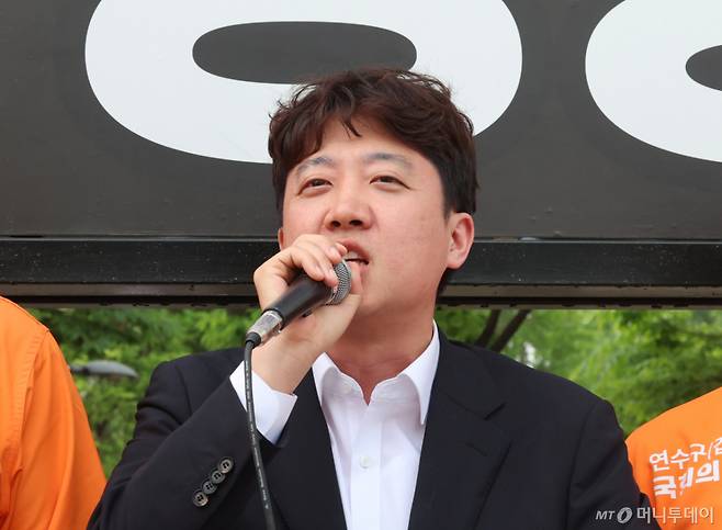 [인천=뉴시스] 전진환 기자 = 이준석 개혁신당 대표가 26일 오전 인천 연수구 동춘역 인근에서 정승연 연수갑 국회의원 보궐선거 후보의 지원유세에서 시민들에게 지지를 호소하고 있다.  2026.05.26. amin2@newsis.com /사진=전진환