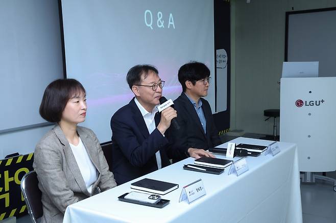 정숙경(왼쪽부터) LG유플러스 AIDC 사업담당, 안형균 엔터프라이즈AI그룹장, 이우정 AIDC 기술·운영담당이 파주 AI 데이터센터 구축 기자 간담회에 참석해 발언하는 모습 [LG유플러스 제공]