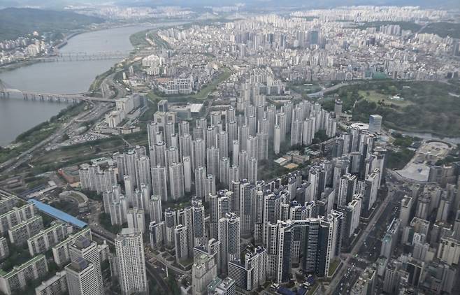 서울 송파구 롯데월드타워 전망대 서울스카이에서 바라본 서울 송파구와 경기도 하남 일대의 아파트 단지. [헤럴드DB]
