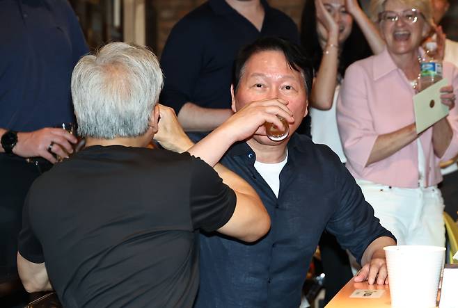 젠슨 황(왼쪽) 엔비디아 최고경영자(CEO)와 최태원 SK그룹 회장이 7일 서울 강남구 깐부치킨 삼성점에서 회동하던 중 러브샷을 하고 있다. <연합뉴스>