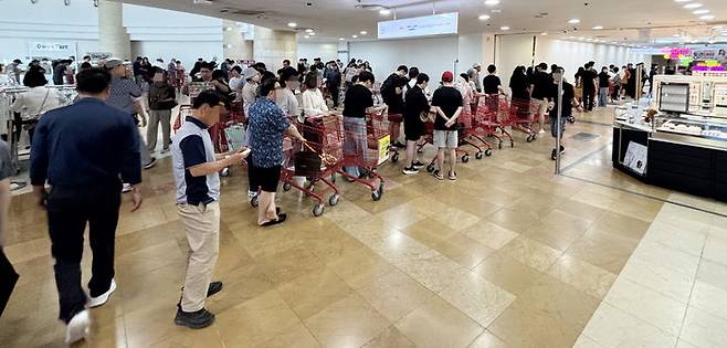 [광주=뉴시스] 6일 오전 광주 서구 한 대형마트 개장 전 계란 할인 행사를 기다리는 시민들이 입구에 길게 줄을 서 있다. 최근 계란값 상승세가 이어지자 행사 상품을 구매하려는 시민들이 몰리는 오픈런 현상도 나타나고 있다. (사진=독자 제공) 2026.06.07. photo@newsis.com *재판매 및 DB 금지