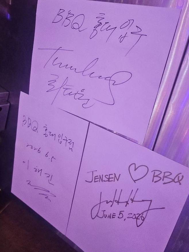 [서울=뉴시스] BBQ 홍대입구역점을 방문한 젠슨 황 CEO와 국내 대기업 총수들이 남긴 사인.(사진=제너시스BBQ 제공) *재판매 및 DB 금지