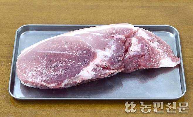 돼지고기 앞다리는 돼지가 몸을 지탱하고 움직일 때 많이 쓰는 부위다. 근육 조직이 발달했고 지방은 적다. 합리적인 가격에 담백한 맛을 찾는다면 앞다리살도 현명한 선택이다. 사진=강재훈 프리랜서 기자