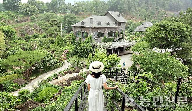 [사진 TIP] 충북 옥천 천상의정원. 카페 건물과 계단은 멋진 배경이 된다. 이때 조리개 값(F)을 8 이상으로 설정하면 인물뿐만 아니라 주변의 아름다운 자연과 건축물까지 선명하게 담아낼 수 있다. 반대로 흐리게 하고 싶으면 8 이하로 설정하면 된다. 사진=김도웅 프리랜서 기자