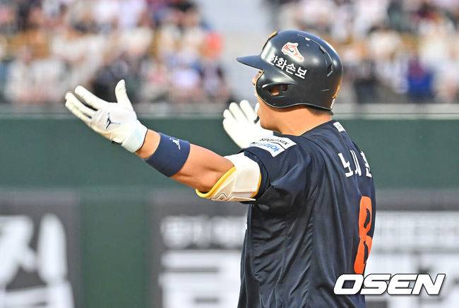 [OSEN=부산, 이석우 기자] 6일 부산 사직야구장에서 2026 신한 SOL KBO 리그 롯데 자이언츠와 한화 이글스의 경기가 열렸다. 홈팀 롯데는 이민석이, 방문팀 한화는 에르난데스가 선발 출전했다.한화 이글스 노시환이 8회초 1사 만루 우중간 동점 2타점  안타를 치고 환호하고 있다. 2026.06.06 / foto0307@osen.co.kr