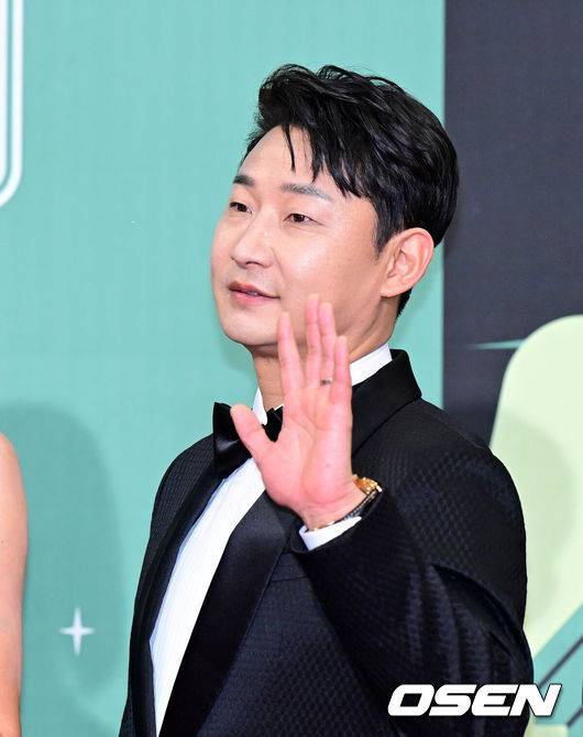 [OSEN=지형준 기자] 23일 오후 서울 여의도 KBS 신관 웨딩홀에서 2023 KBS 연예대상 레드카펫 포토월 행사가 열렸다.'살림남' 이천수가 포토타임을 하고 있다. 2023.12.23 / jpnews.osen.co.kr