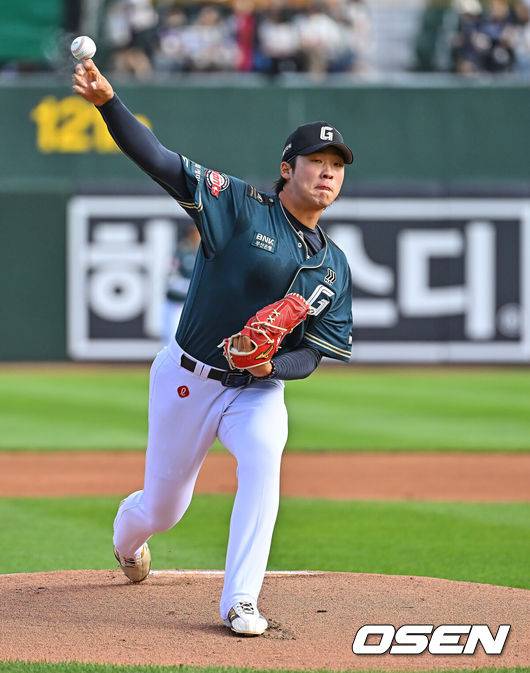 [OSEN=부산, 이석우 기자] 6일 부산 사직야구장에서 2026 신한 SOL KBO 리그 롯데 자이언츠와 한화 이글스의 경기가 열렸다. 홈팀 롯데는 이민석이, 방문팀 한화는 에르난데스가 선발 출전했다.롯데 자이언츠 선발 투수 이민석이 역투하고 있다. 2026.06.06 / foto0307@osen.co.kr