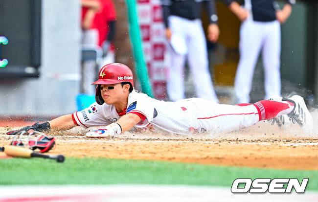 [OSEN=인천, 민경훈 기자] 7일 인천 SSG랜더스필드에서 ‘2026 신한 SOL Bank KBO리그’ SSG 랜더스와 KT 위즈의 경기가 열렸다.이날 경기에서 SSG는 베니지아노, KT는 오원석을 선발투수로 내세웠다.5회말 2사 주자 2루 SSG 김재환의 2루수 왼쪽 내야 1타점 적시타때 . 정준재가 홈으로 몸을 날려 세이프 되고 있다. 2026.06.07 / rumi@osen.co.kr