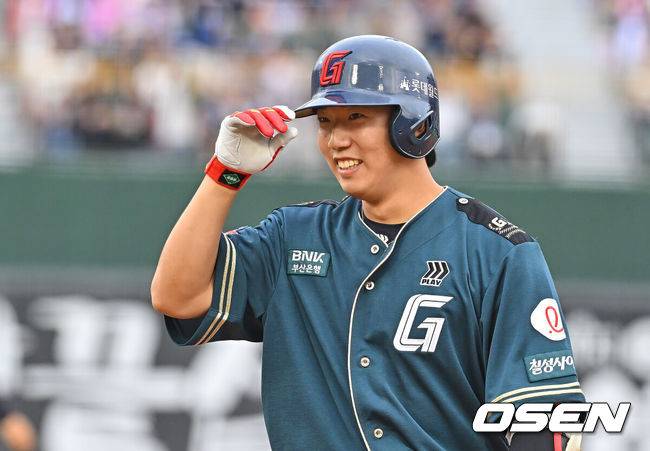 [OSEN=부산, 이석우 기자] 7일 부산 사직야구장에서 2026 신한 SOL KBO 리그 롯데 자이언츠와 한화 이글스의 경기가 열렸다. 홈팀 롯데는 비슬리가, 방문팀 한화는 황준서가 선발 출전했다.롯데 자이언츠 조세진이 3회말 2사 1,3루 좌중간 동점 1타점 안타를 치고 미소짓고 있다. 2026.06.07 / foto0307@osen.co.kr