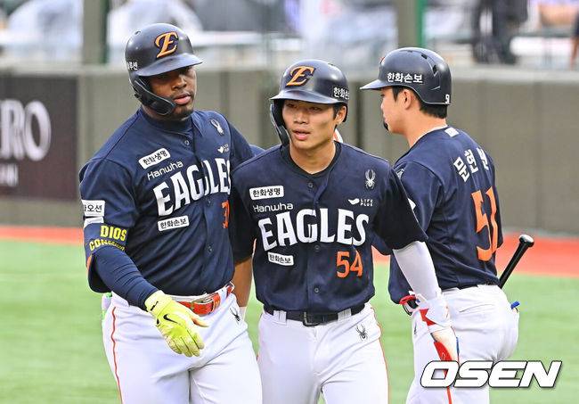 [OSEN=부산, 이석우 기자] 7일 부산 사직야구장에서 2026 신한 SOL KBO 리그 롯데 자이언츠와 한화 이글스의 경기가 열렸다. 홈팀 롯데는 비슬리가, 방문팀 한화는 황준서가 선발 출전했다.한화 이글스 페라자가 1회초 무사 1루 우월 2점 홈런을 치고 오재원과 기쁨을 나누고 있다. 2026.06.07 / foto0307@osen.co.kr