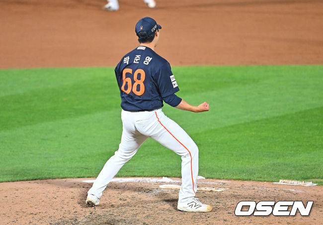 [OSEN=부산, 이석우 기자] 7일 부산 사직야구장에서 2026 신한 SOL KBO 리그 롯데 자이언츠와 한화 이글스의 경기가 열렸다. 홈팀 롯데는 비슬리가, 방문팀 한화는 황준서가 선발 출전했다.한화 이글스 박준영이 9회말 2사 만루 롯데 자이언츠 정보근을 삼진으로 잡고 환호하고 있다. 2026.06.07 / foto0307@osen.co.kr