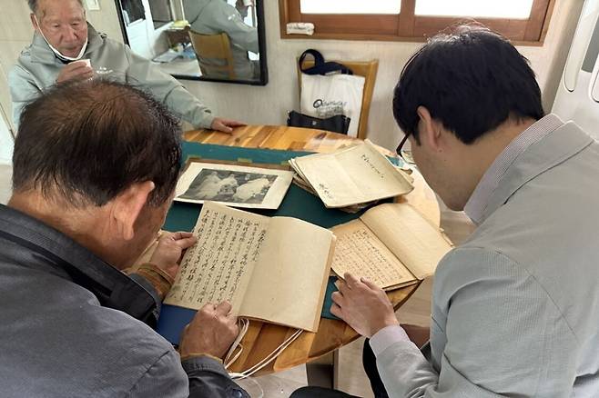 전북 김제 시민의 삶과 마을 역사를 기록으로 남기기 위한 시민 기록물 사업을 위해 옛 자료를 살펴보고 있다. 김제시 제공