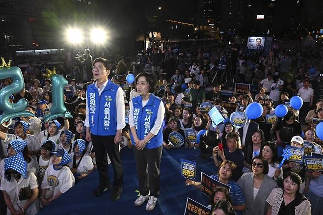 정원오 더불어민주당 서울시장 후보가 제9회 전국동시지방선거를 하루 앞둔 2일 서울 중구 청계천광장에서 유세에 나서 지지를 호소하고 있다. 2026.6.2 이지훈 기자