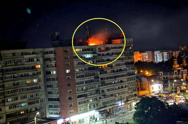 5월 29일(현지시간) 루마니아 갈라티 지역의 한 아파트에 러시아 드론이 떨어져 화재가 발생했다. 로이터 연합뉴스