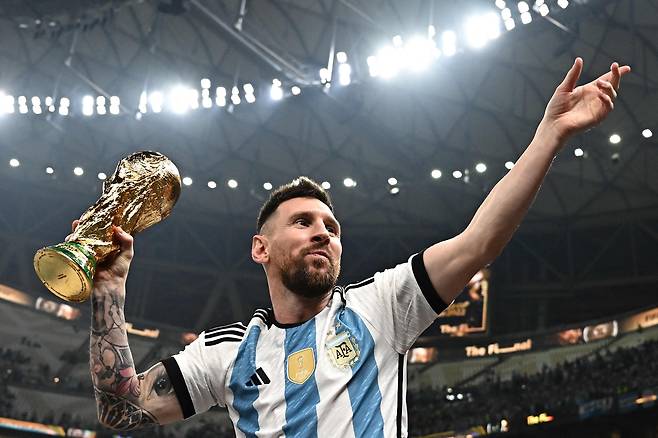 2022년 12월 18일 카타르 루사일 스타디움에서 열린 2022 FIFA 카타르 월드컵 결승에서 프랑스를 꺾고 우승한 뒤, 아르헨티나 주장 리오넬 메시가 우승 트로피를 들고 기뻐하고 있다. AFP연합뉴스