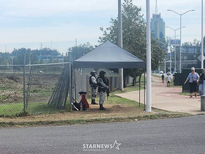 에스타디오 아크론 경기장 입구에서 경계 근무를 서고 있는 군인들. /사진=박건도 기자
