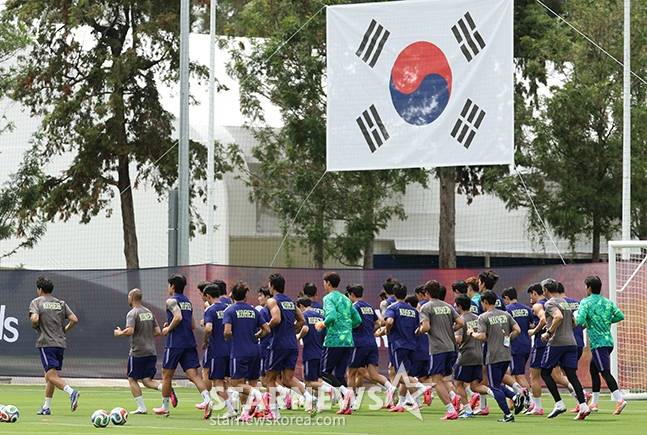 대한민국 축구 국가대표팀이 2026 북중미월드컵을 닷새 앞두고 6일 멕시코 과달라하라 치바스 바예베르데에서 첫 훈련을 진행했다.  손흥민을 비롯한 선수들이 러닝 훈련을 하고 있다.  홍명보호는 오는 6월 12일 오전 11시(한국시간) 체코와 운명의 조별리그 1차전, 그리고 일주일 뒤인 19일 오전 10시 개최국 멕시코와 분수령이 될 2차전이 바로 이곳 과달라하라에서 치른다. /사진=김진경 대기자