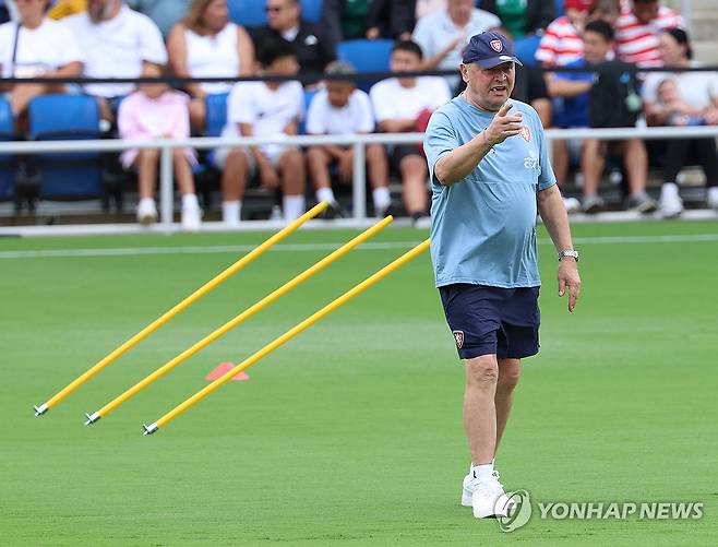 훈련 지시하는 미로슬라프 코우베크 감독 (맨스필드[미국 텍사스주]=연합뉴스) 신준희 기자 = 6일(현지시간) 오전 미국 텍사스주 맨스필드의 텍사스 헬스 맨스필드 스타디움에서 체코 대표팀 미로슬라프 코우베크 감독이  훈련을 지시하고 있다.
    체코는 한국시간 12일 멕시코 과달라하라에서 우리나라와 첫 경기를 치른다. 2026.6.7 hama@yna.co.kr