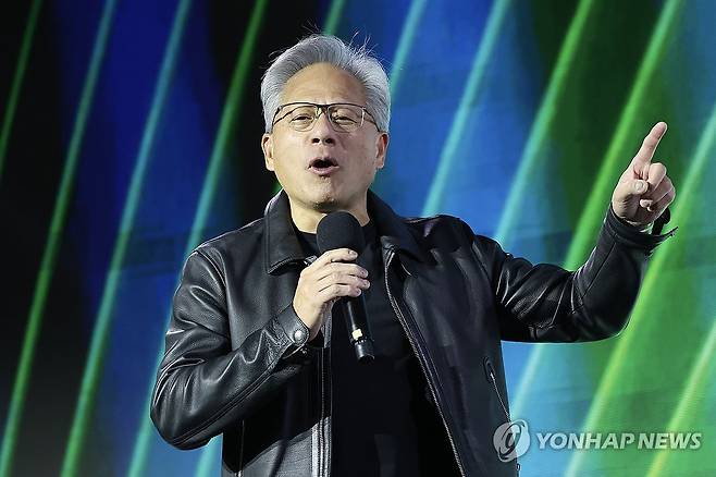 '지포스' 출시 25주년 행사에서 젠슨 황 (서울=연합뉴스) 이진욱 기자 = 젠슨 황 엔비디아 최고경영자가 지난해 10월 30일 서울 코엑스에서 열린 엔비디아의 그래픽카드(GPU) '지포스' 출시 25주년 행사에서 단상에 올라 발언하고 있다. 2025.10.30 [공동취재] cityboy@yna.co.kr