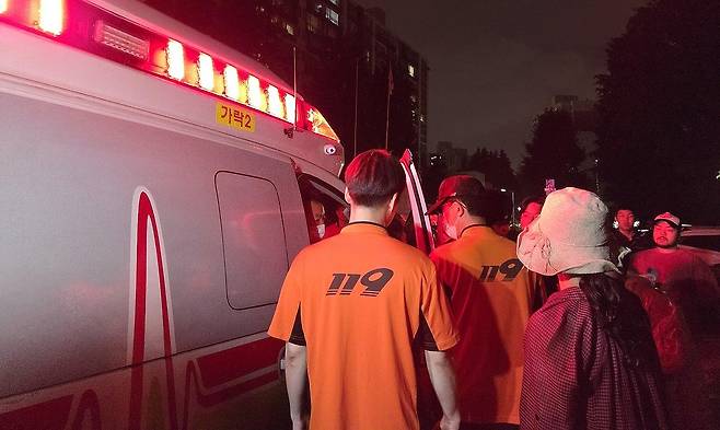 '시위대가 봉쇄' 22시간 만에 잠실7동 투표소 관계자 병원 이송 (서울=연합뉴스) 정지수  기자 = 6·3 지방선거 투표용지 부족 사태가 벌어진 잠실7동 투표소 관계자가 건강 악화로 4일 이송됐다. 부정선거를 주장하는 시위대가 투표소를 '봉쇄'한 지 약 22시간 만이다.
    연합뉴스 취재에 따르면 이날 오후 8시 35분께 119구급대원들은 송파구 우성아파트 내에 있는 잠실7동 제2투표소로 진입해 A씨를 병원으로 이송했다. A씨는 선거 사무원으로 추정된다. 사진은 이날 A씨가 구급차로 이송되는 모습. 2026.6.4 pual07@yna.co.kr