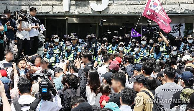 잠실 투표함 개표소에 시위대 재집결 (서울=연합뉴스) 이진욱 기자 = 2박 3일 봉쇄 사태'가 발생한 서울 송파구 잠실7동 제2투표소에 대한 개표가 진행 중인 가운데, 부정선거를 주장하는 시위대가 5일 개표소인 올림픽공원 핸드볼경기장 앞에서 개표 중단을 요구하고 있다. 2026.6.5 cityboy@yna.co.kr
