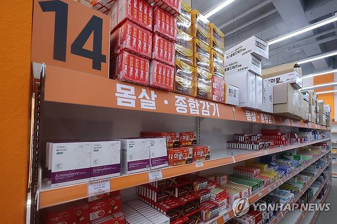 매대 의약품 한가득 '창고형 약국' [연합뉴스 자료사진. 재판매 및 DB 금지]