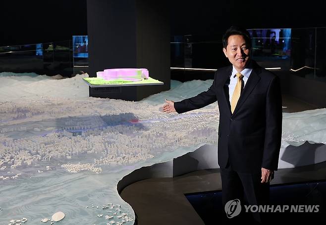'이것이 서울아레나' (서울=연합뉴스) 이지은 기자 = 오세훈 서울시장이 서울 중구 서울갤러리 내친구서울 1관에서 창동 K-엔터타운 조성 기자설명회를 하기 전 서울아레나 모형을 가리키고 있다. 2026.4.21 jieunlee@yna.co.kr