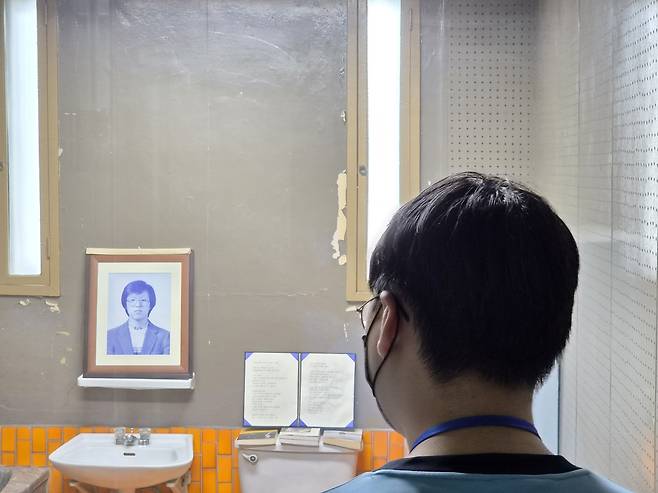 고(故) 박종철 열사 영정사진 바라보는 학생 (서울=연합뉴스) 노재현 기자 = 지난 1일 서울 용산구 민주화운동기념관을 방문한 성남 영성중의 한 학생이 9호 조사실에서 고(故) 박종철 열사의 영정사진을 바라보고 있다. 2026.6.7 nojae@yna.co.kr