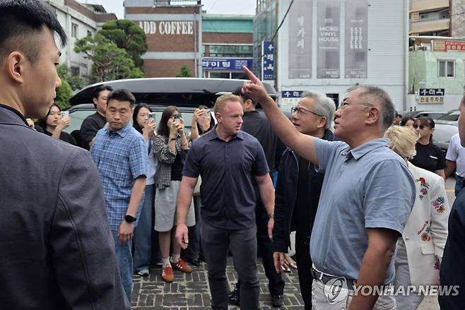 젠슨 황·정의선, 우래옥서 평양냉면 회동 (서울=연합뉴스) 젠슨 황 엔비디아 최고경영자(CEO)와 정의선 현대차그룹 회장이 7일 서울 종로구 우래옥에서 깜짝 회동을 하며 대화를 나누고 있다. 2026.6.7 [독자 제공. 재판매 및 DB금지] photo@yna.co.kr