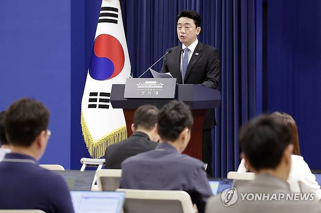 이재명 대통령, 국무총리 후보자에 한성숙 지명 (서울=연합뉴스) 한상균 기자 = 강훈식 대통령비서실장이 7일 청와대 기자회견장에서 이재명 대통령이 신임 국무총리 후보자로 한성숙 중소벤처기업부 장관을 지명했다고 발표하고 있다. 2026.6.7 [청와대통신사진기자단] xyz@yna.co.kr